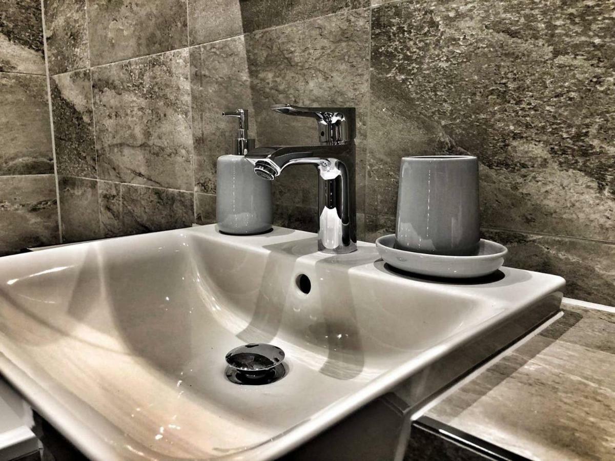 Amazing & Spacious 2 Bed 2 Bath Luxury Apartment With Balcony Free Wifi Sleeps 6 Bushey Esterno foto