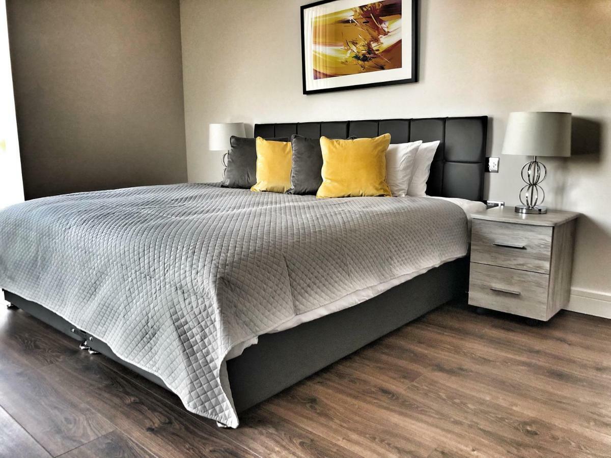 Amazing & Spacious 2 Bed 2 Bath Luxury Apartment With Balcony Free Wifi Sleeps 6 Bushey Esterno foto